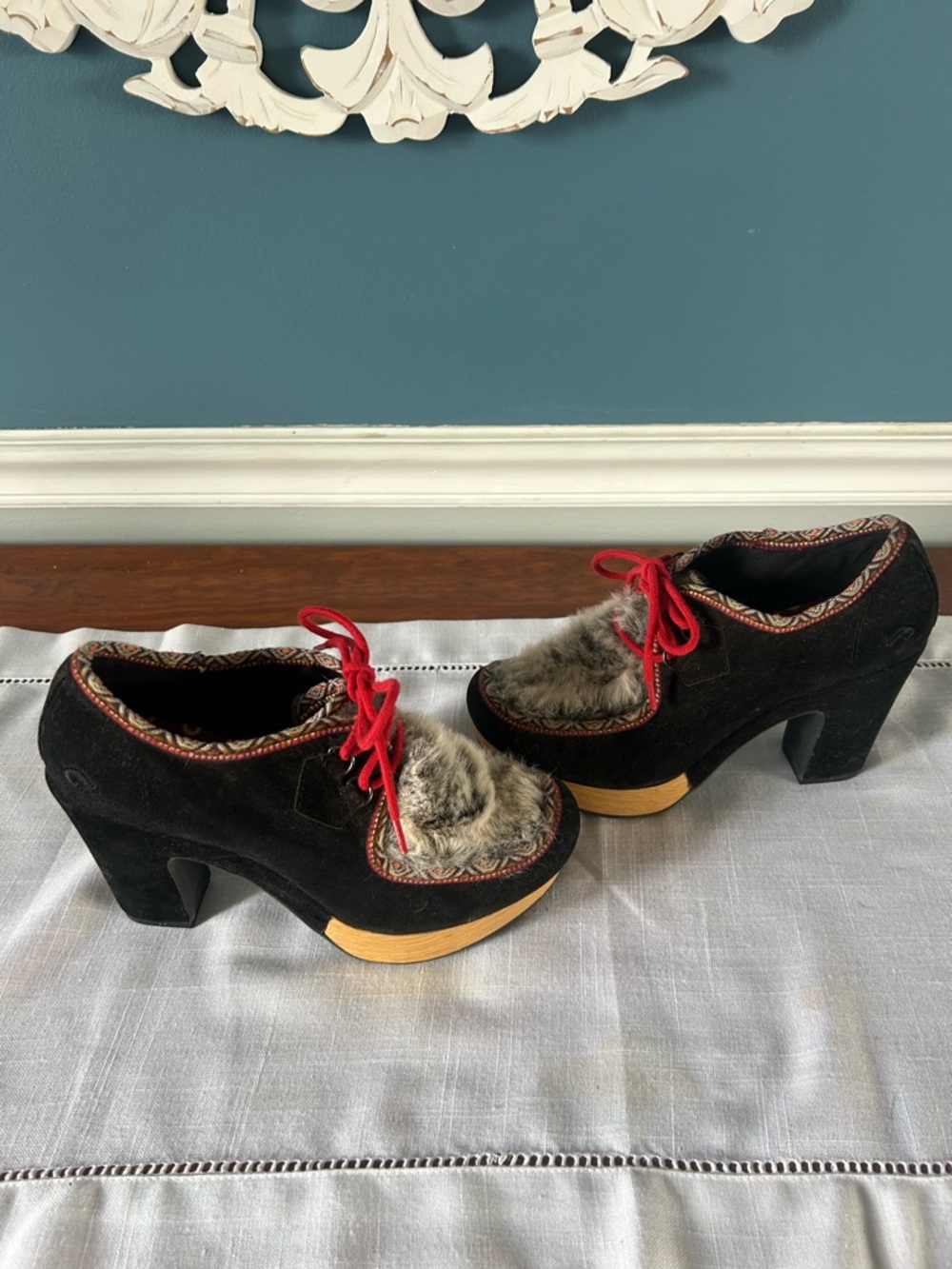 Rare Rocket Dog Black Suede Platform Heels with Red Laces and Faux Fur Trim 9
